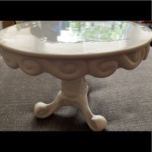 Match beautiful cake with Porcelain cake stand